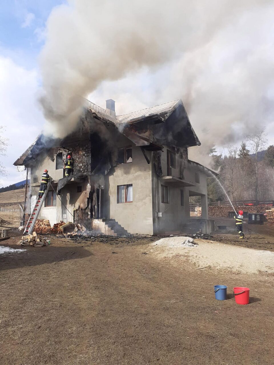 Paguba mari în urma incendiului de la Prisaca Dornei