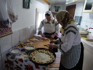Modelarea sfințișorilor și așezarea în tava pentru copt