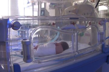 Bebelușul cu Covid născut săptămâna trecută respiră singur, dar este în continuare în stare gravă