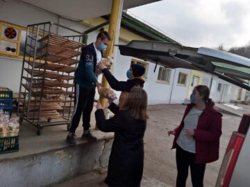 75 de familii necăjite din municipiul Suceava au primit 250 de pâini de la voluntarii Asociației Tinerilor Ortodocși Suceveni