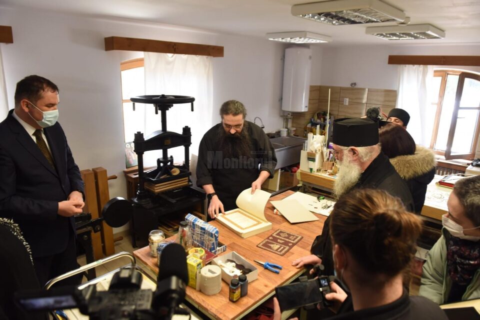 Staretul Melchisedec îi arată ministrului Cseke o parte din comorile Manastirii Putna