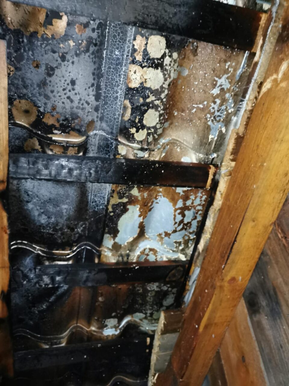 Un coș de fum neizolat corespunzător a provocat un incendiu la o casă de locuit