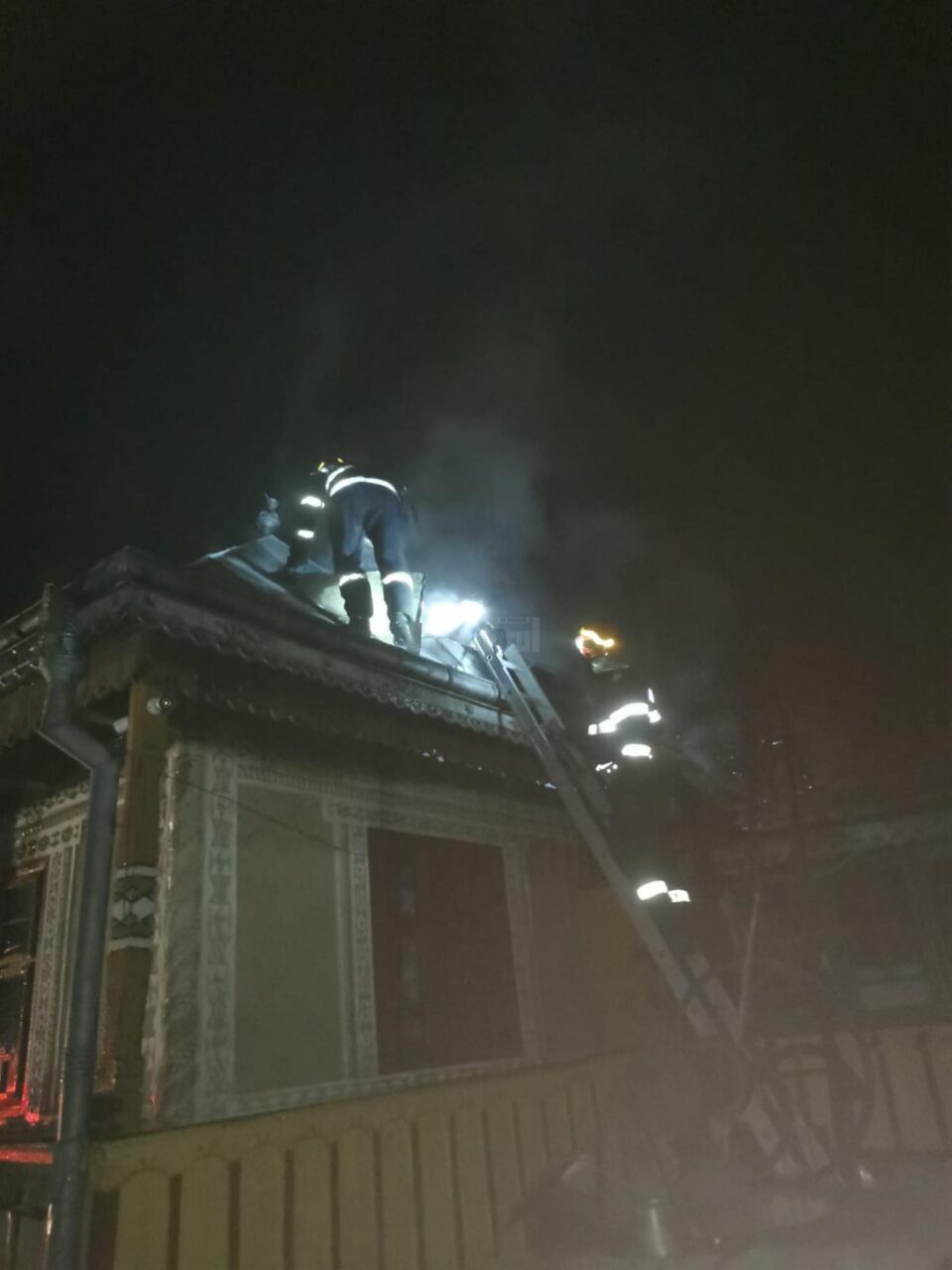 Pompierii au muncit aproape trei ore pentru a stinge un incendiu la Valea Moldovei