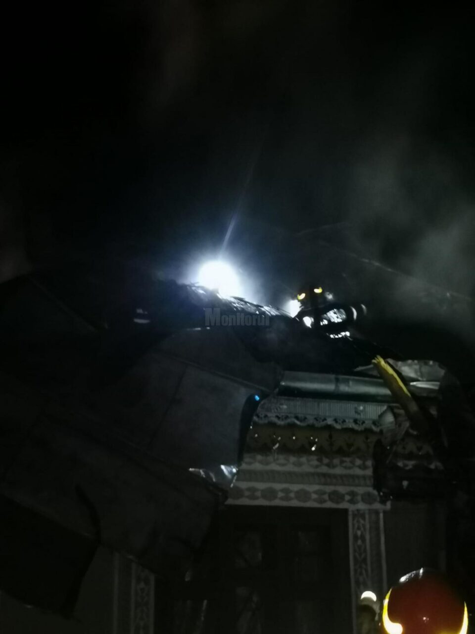 Pompierii au muncit aproape trei ore pentru a stinge un incendiu la Valea Moldovei