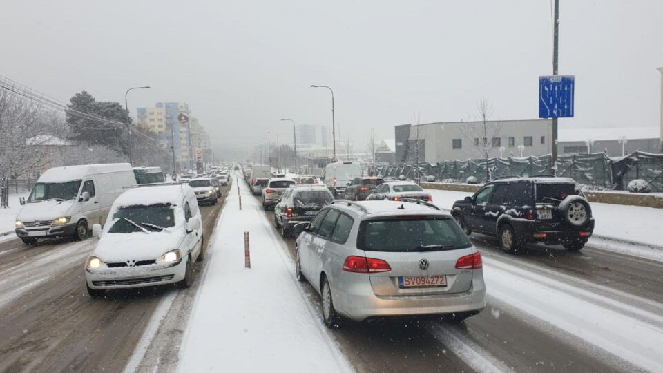Trafic paralizat pe străzile Sucevei, după ninsoarea de vineri dimineață 3