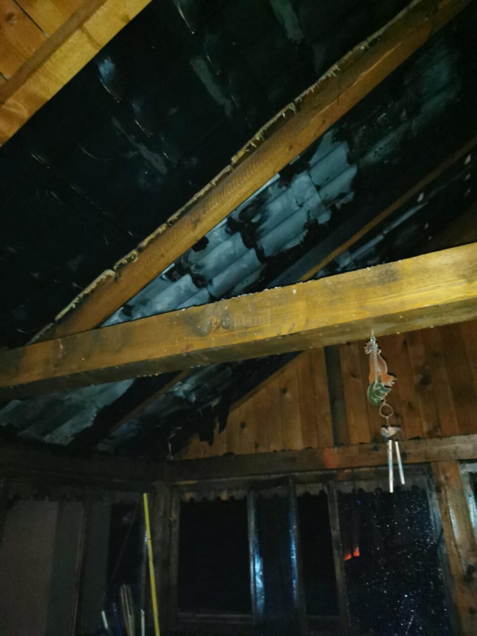Un coș de fum neizolat corespunzător a provocat un incendiu la o casă de locuit