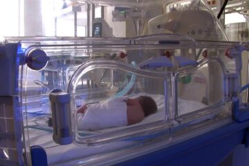 Bebelușul cu Covid născut săptămâna trecută respiră singur, dar este în continuare în stare gravă