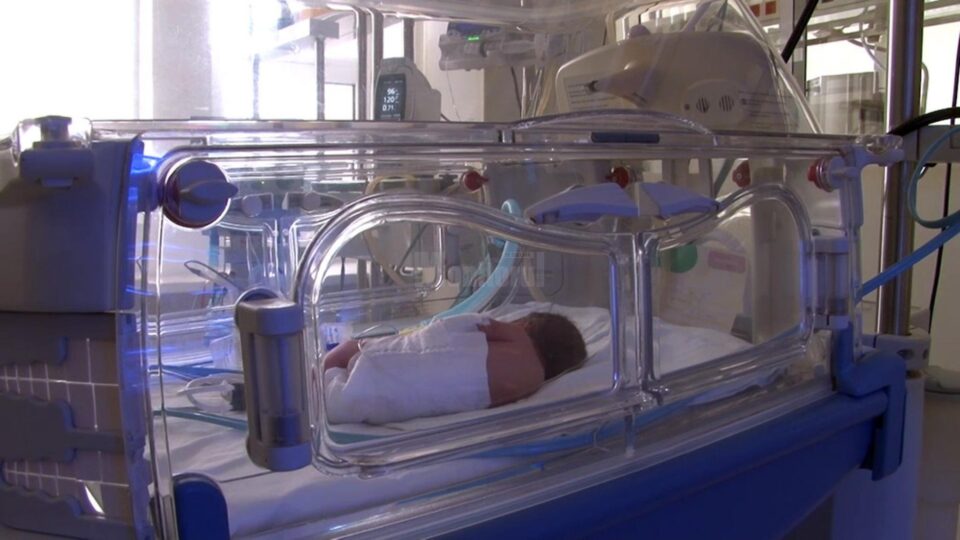 Bebelușul cu Covid născut săptămâna trecută respiră singur, dar este în continuare în stare gravă Bebelușul cu Covid născut săptămâna trecută respiră singur, dar este în continuare în stare gravă