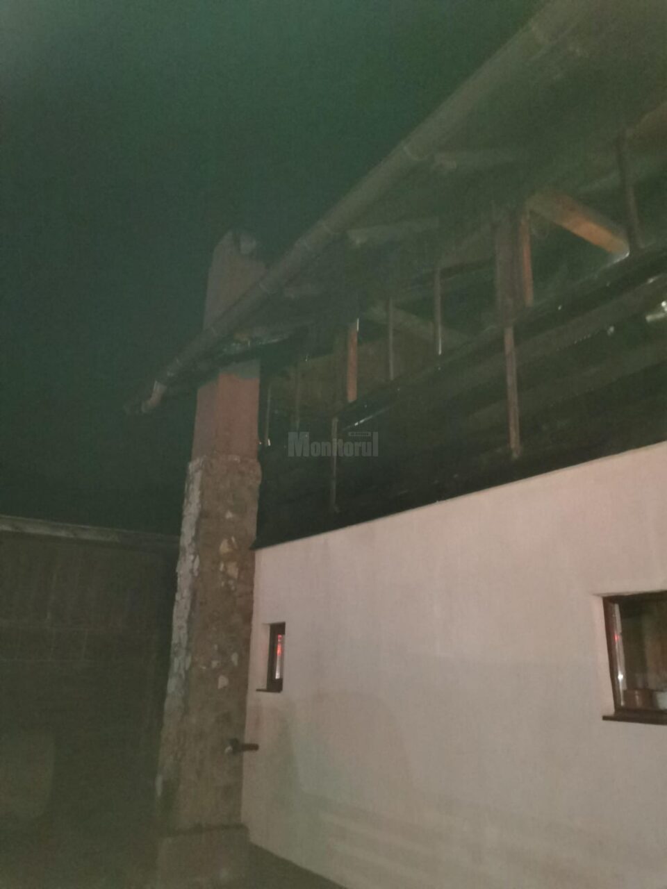 Un coș de fum neizolat corespunzător a provocat un incendiu la o casă de locuit