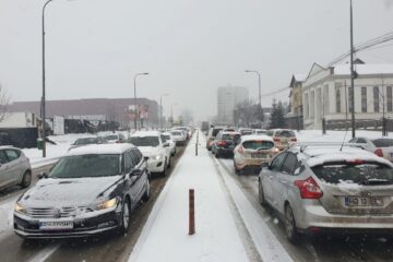 Trafic paralizat pe străzile Sucevei, după ninsoarea de vineri dimineață