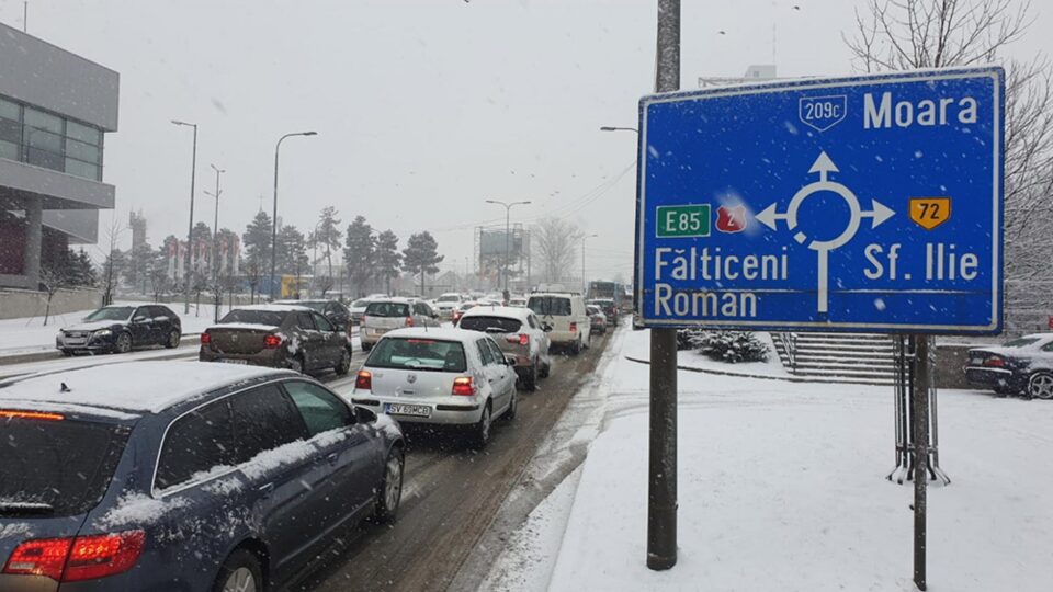 Trafic paralizat pe străzile Sucevei, după ninsoarea de vineri dimineață