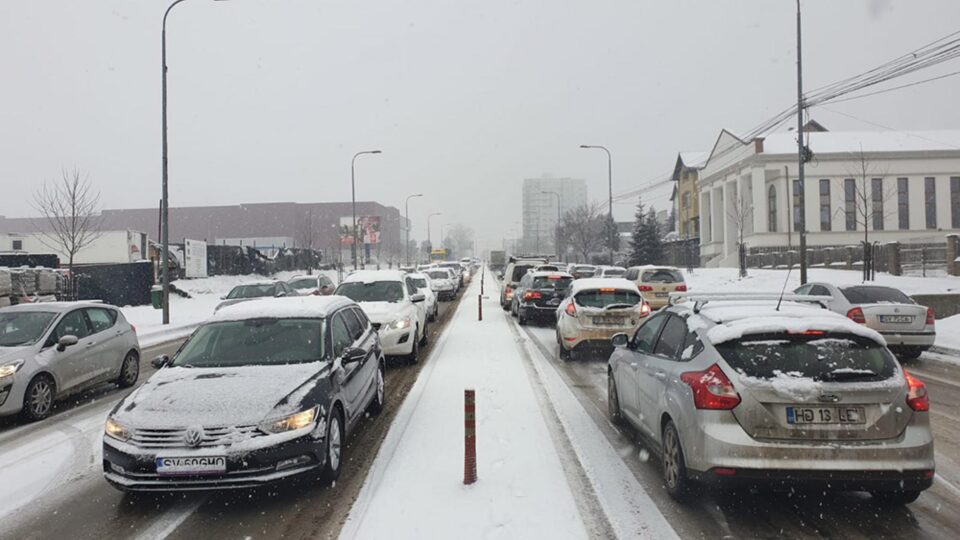Trafic paralizat pe străzile Sucevei, după ninsoarea de vineri dimineață