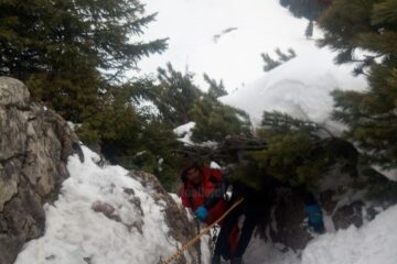 Doi turiști în adidași au rămas blocați în Piatra Mică din Masivul Rarău