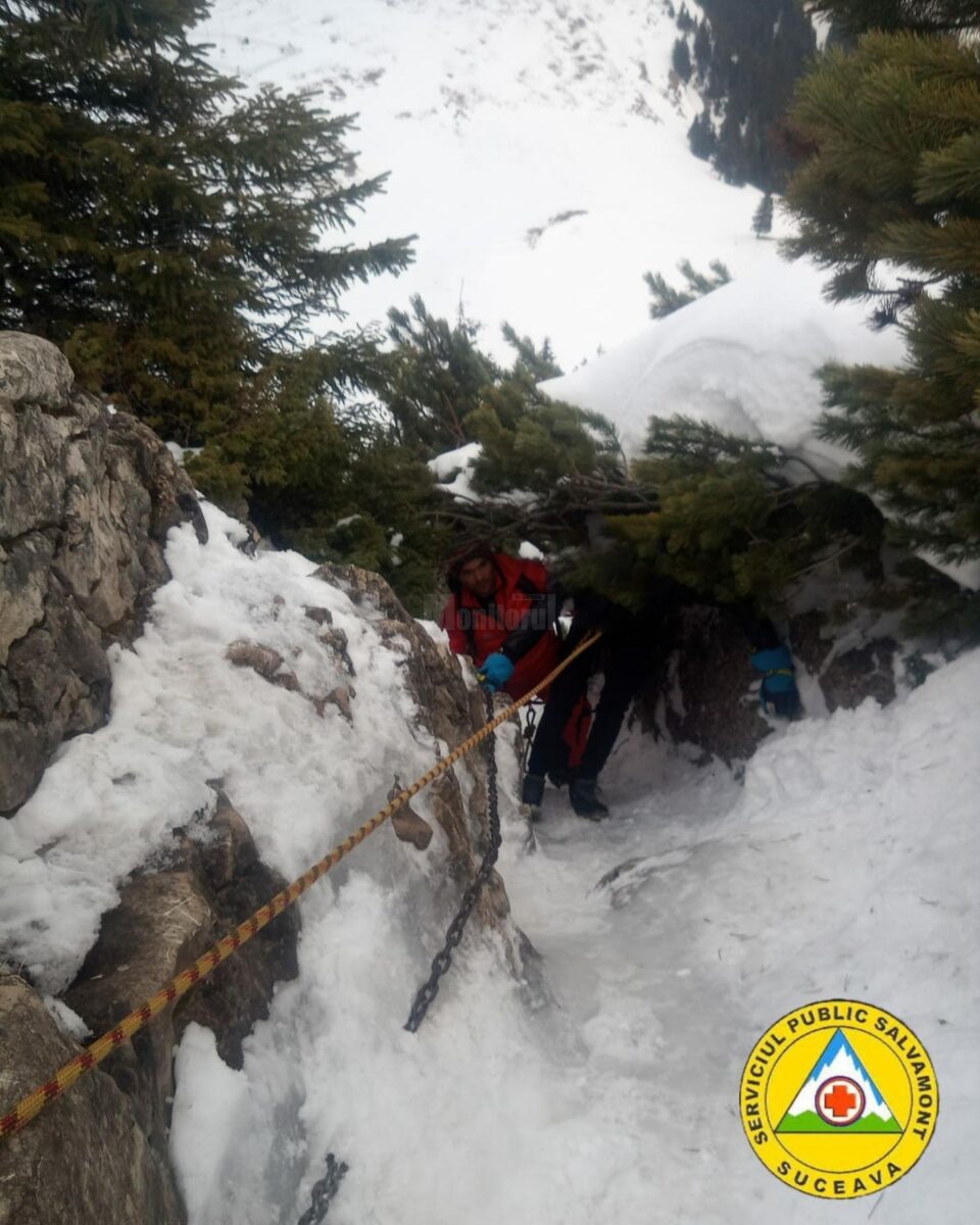 Doi turiști în adidași au rămas blocați în Piatra Mică din Masivul Rarău