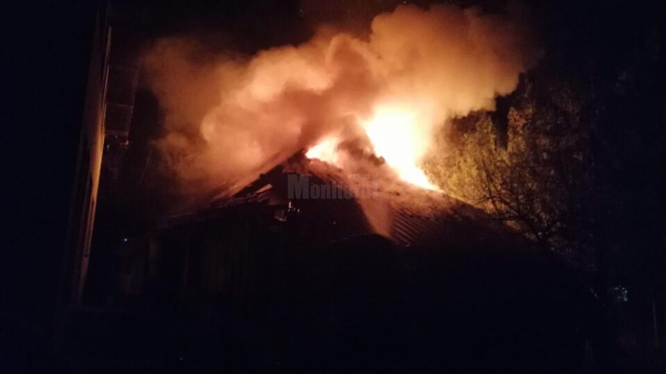 Incendiu puternic la acoperișul unei case din Burdujeni Sat