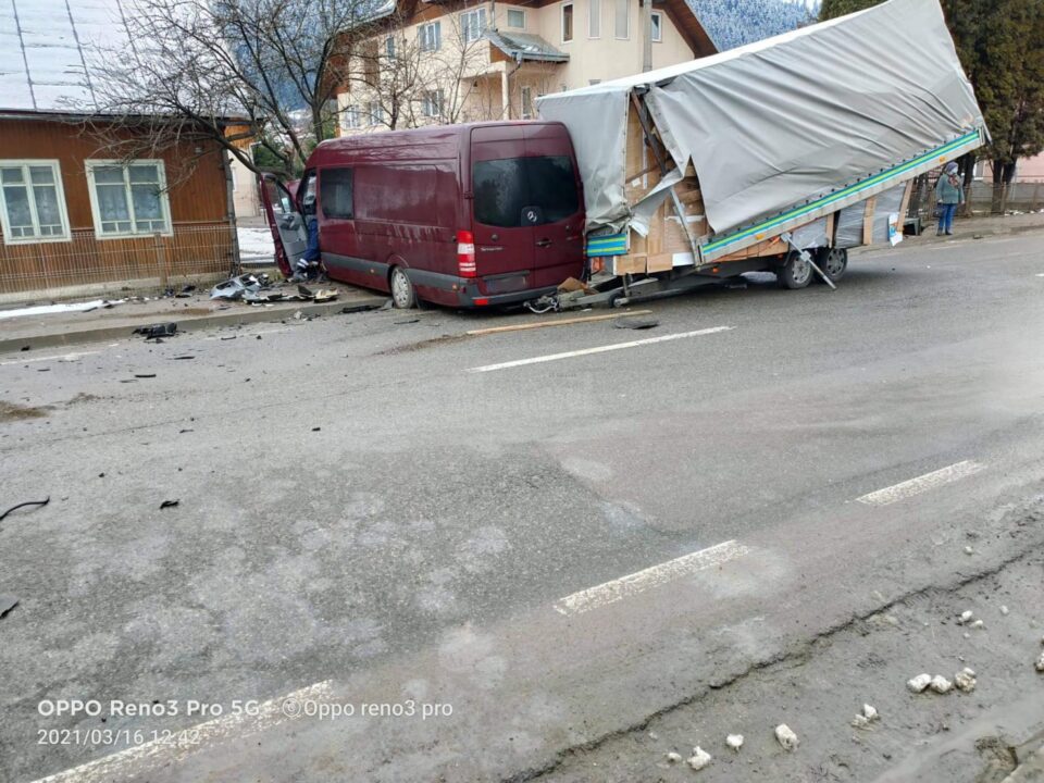 Accident cu două victime, între un microbuz cu remorcă și un autovehicul