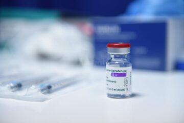 România nu suspendă vaccinarea cu AstraZeneca
