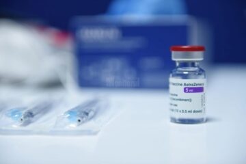 România nu suspendă vaccinarea cu AstraZeneca