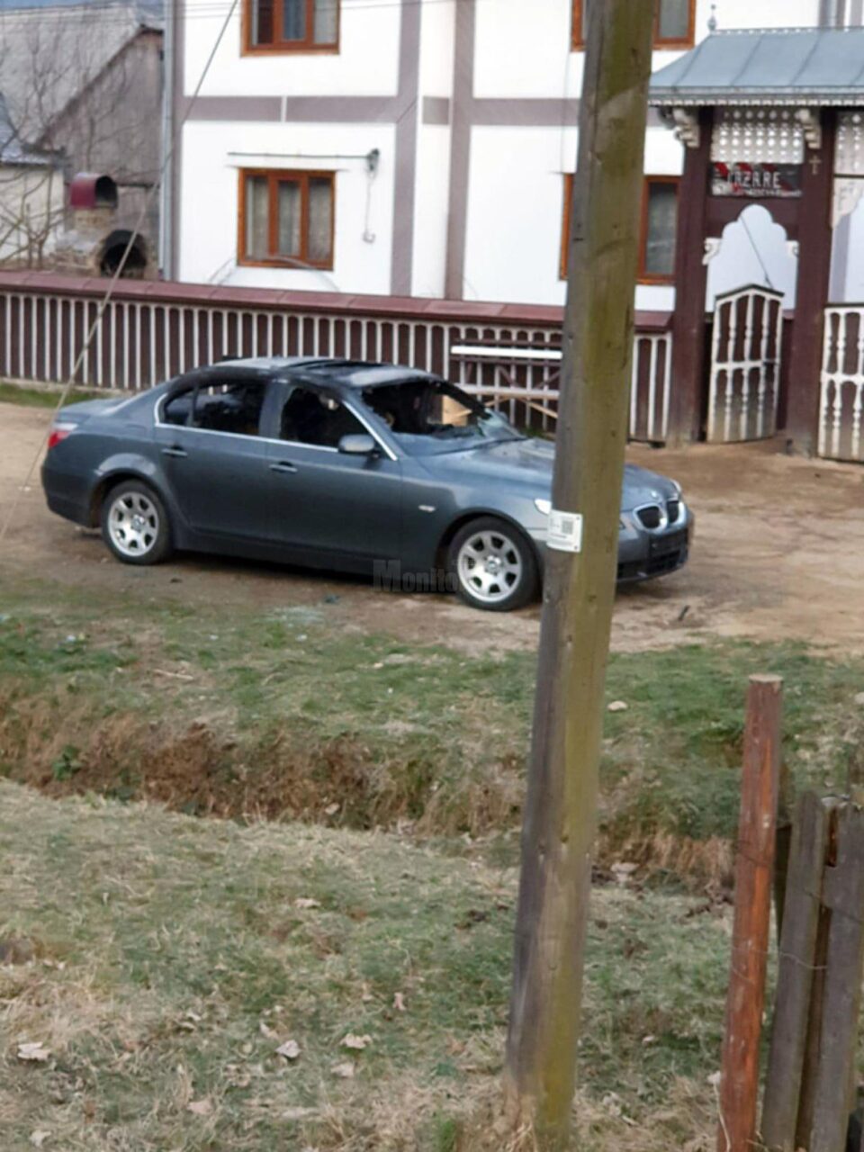 BMW-ul incendiat al polițistului Adrian Boștiog de la Vatra Moldoviței