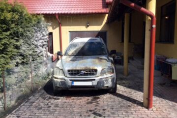 Mașina ofițerului Cristian Bostă a fost incendiată în curtea casei sale, în Rădăuți