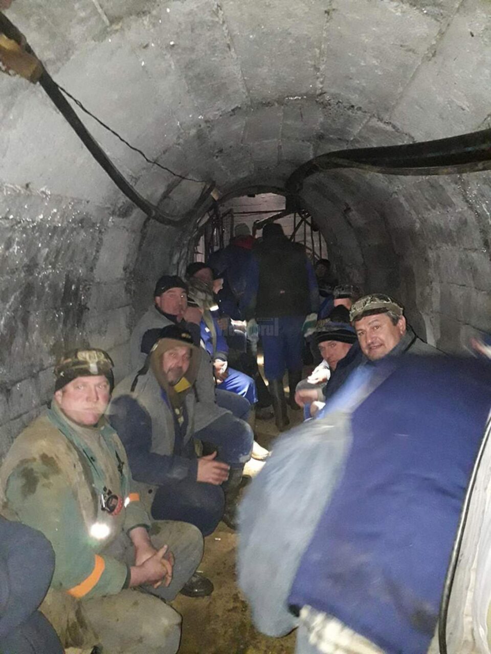 Minerii de la Crucea s-au blocat în subteran și cer să le fie plătite salariile restante, dar și suplimentul alimentar antidot pe care nu l-au mai încasat de un an de zile