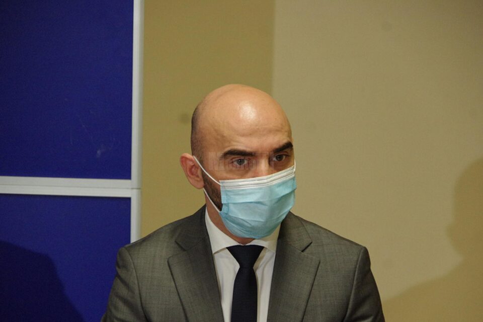 Subcomisarul Alexandru Duțuc, împuternicit șef al Serviciului de Permise și Înmatriculări Suceava, a demisionat ieri din funcție Subcomisarul Alexandru Duțuc, împuternicit șef al Serviciului de Permise și Înmatriculări Suceava, a demisionat ieri din funcție