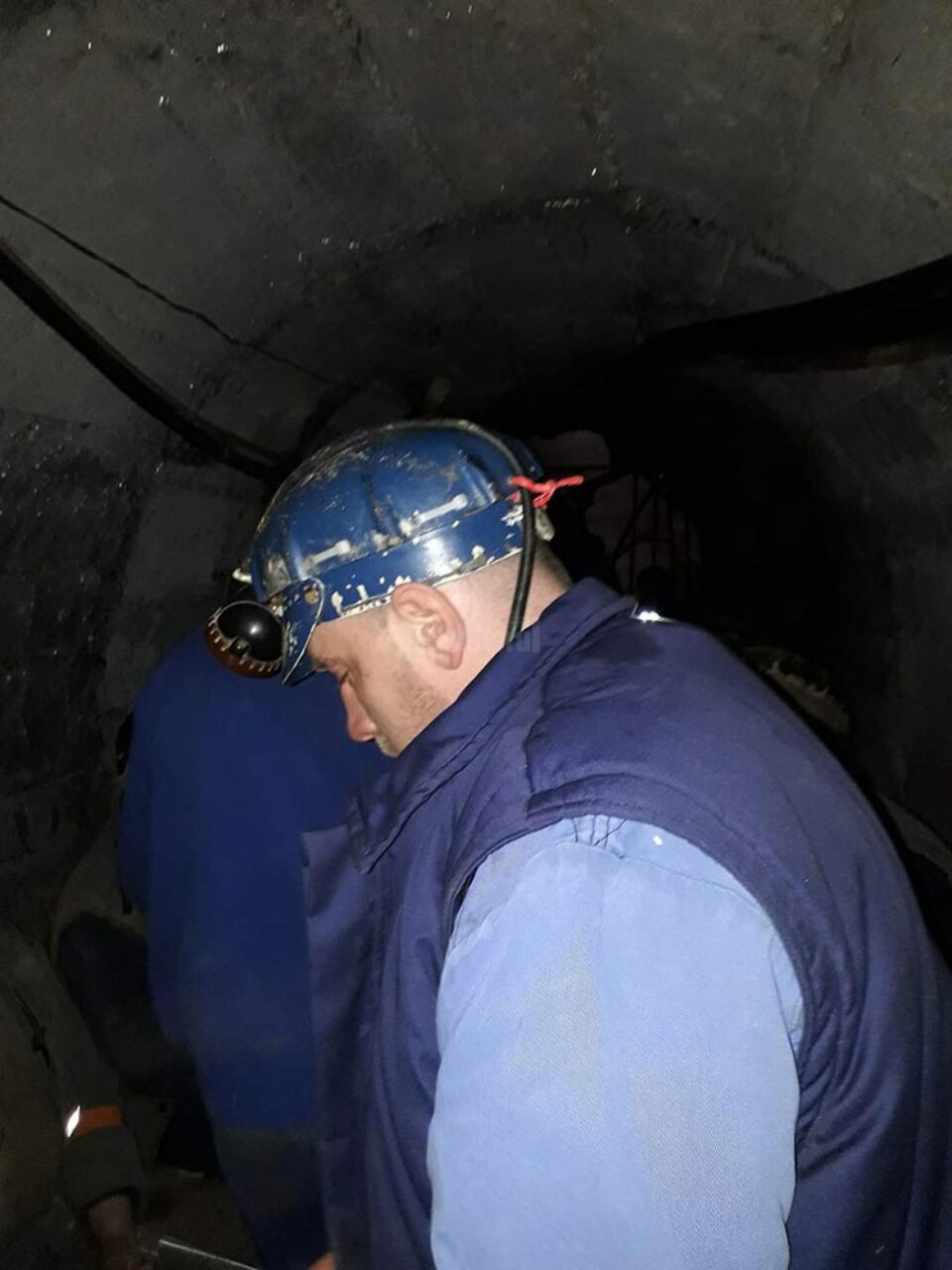 Minerii de la Crucea s-au blocat în subteran și cer să le fie plătite salariile restante, dar și suplimentul alimentar antidot pe care nu l-au mai încasat de un an de zile
