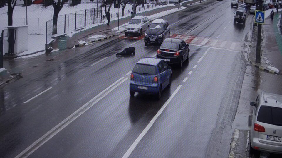 O femeie de 37 de ani a fost lovită violent de o mașină pe trecerea de pietoni din fața Spitalului Județean Suceava
