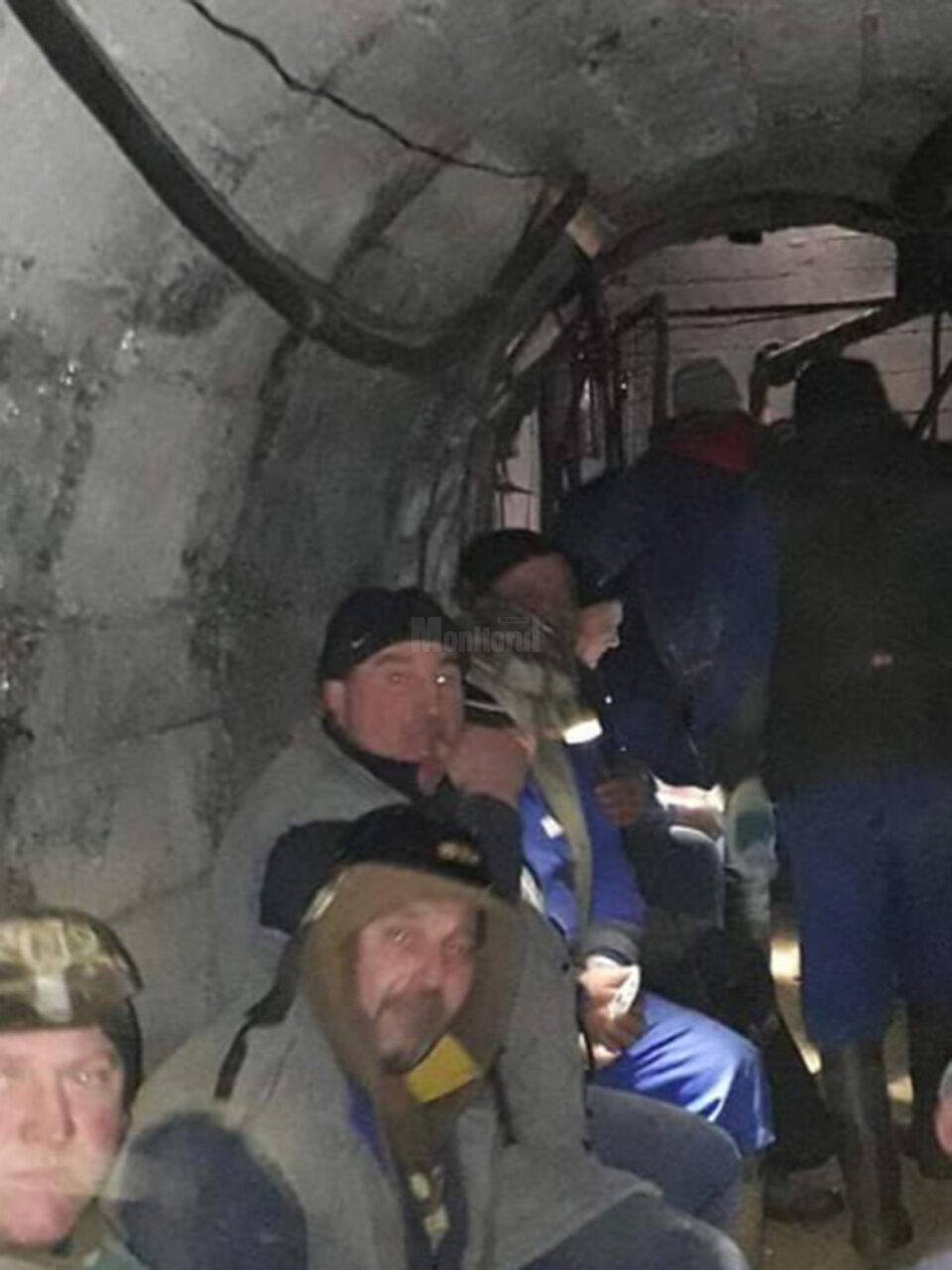 Minerii de la Crucea s-au blocat în subteran și cer să le fie plătite salariile restante, dar și suplimentul alimentar antidot pe care nu l-au mai încasat de un an de zile