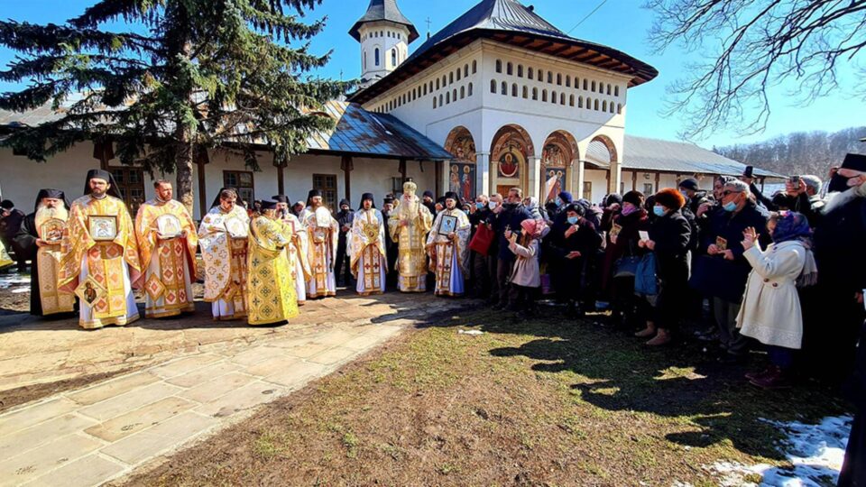 Procesiune cu sfintele icoane la Mănăstirea Sf. Ioan cel Nou Suceava. Foto Arhiepiscopia Sucevei Procesiune cu sfintele icoane la Mănăstirea Sf. Ioan cel Nou Suceava. Foto Arhiepiscopia Sucevei