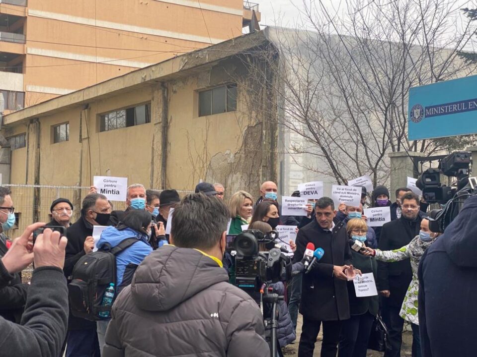 Parlamentari AUR au protestat în fața Ministerului Energiei