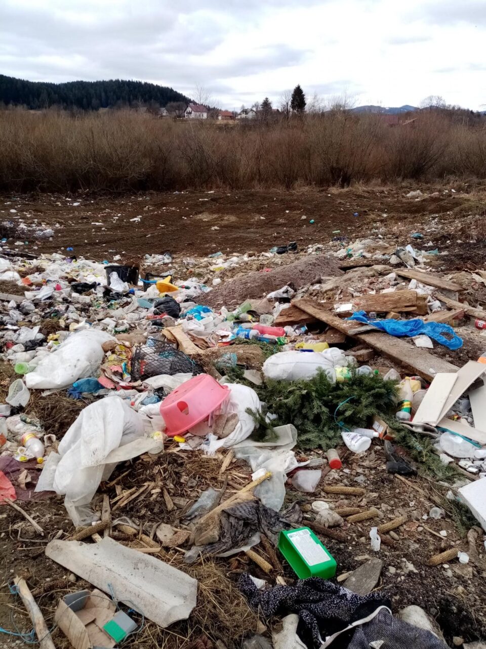 Primăria Putna, amendată de Garda de Mediu pentru gunoiul aruncat pe malul râului Suceava
