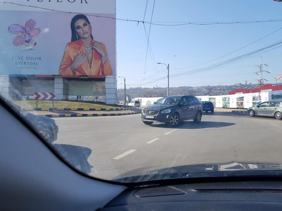 Pe contrasens, în giratoriul de la Bazarul Suceava