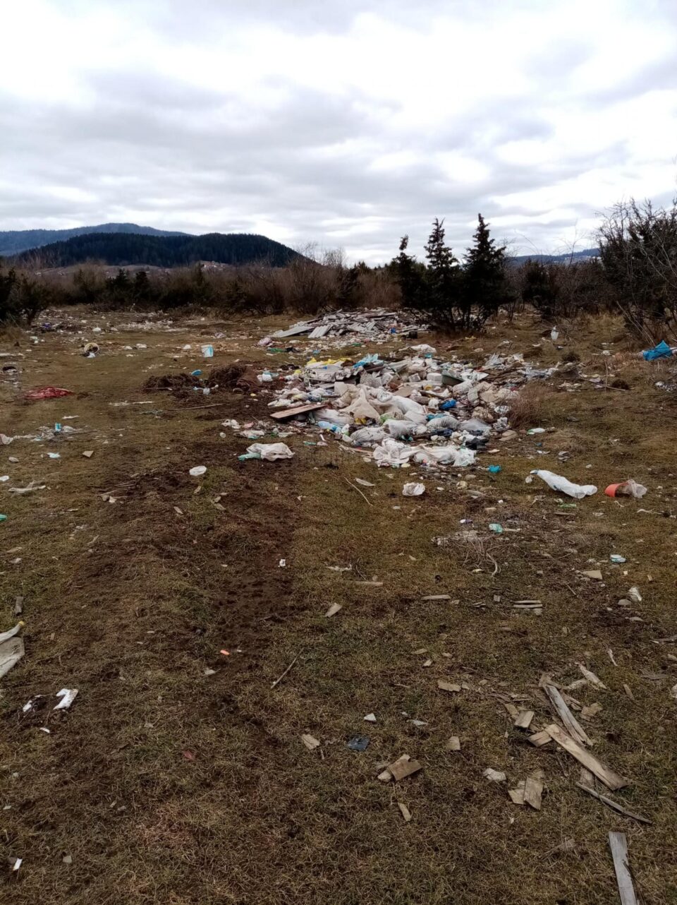 Primăria Putna, amendată de Garda de Mediu pentru gunoiul aruncat pe malul râului Suceava