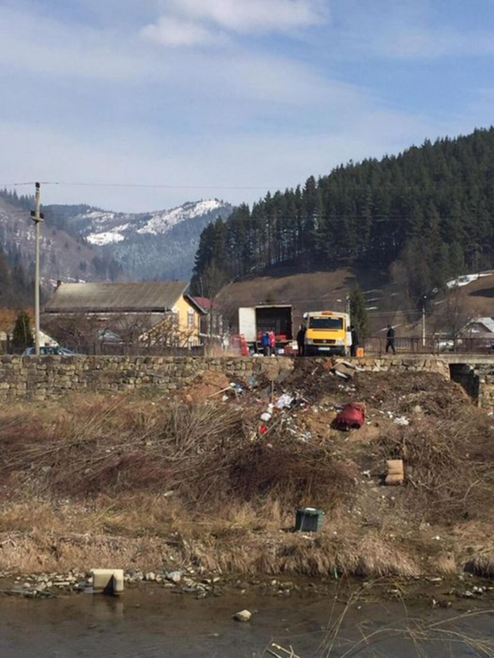 Mobilă aruncată în râul Moldova