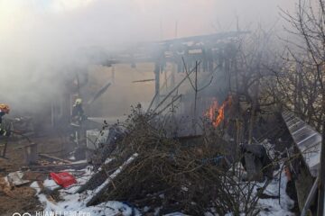 Pompierii au oprit la timp un incendiu la anexe cu fân și lemn, care a pus în pericol trei case