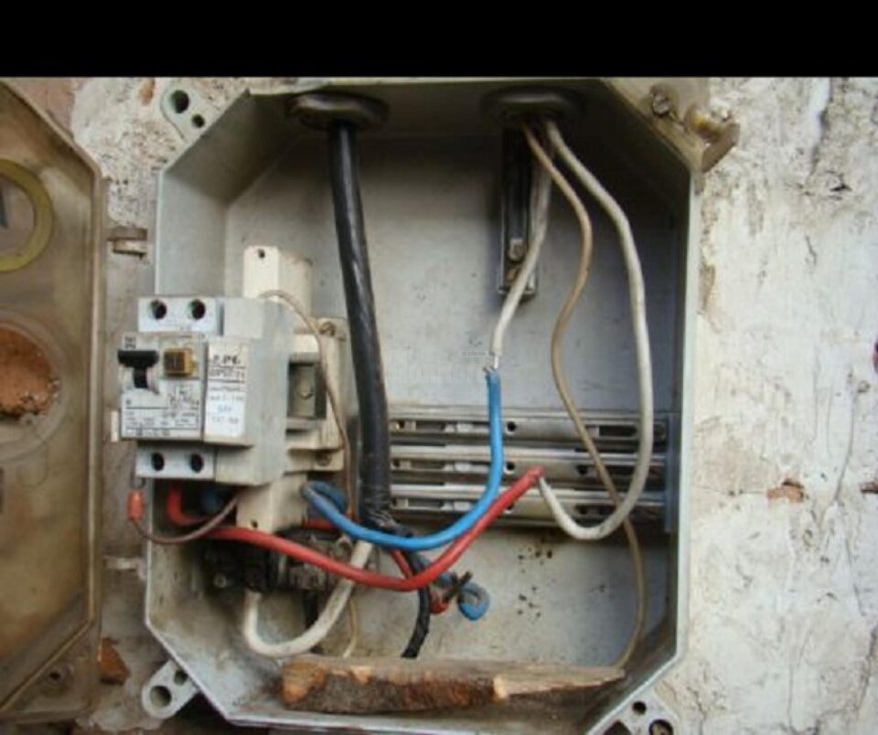 Doi soți în vârstă de 82 de ani, cercetați pentru furt de curent și executare de instalații clandestine