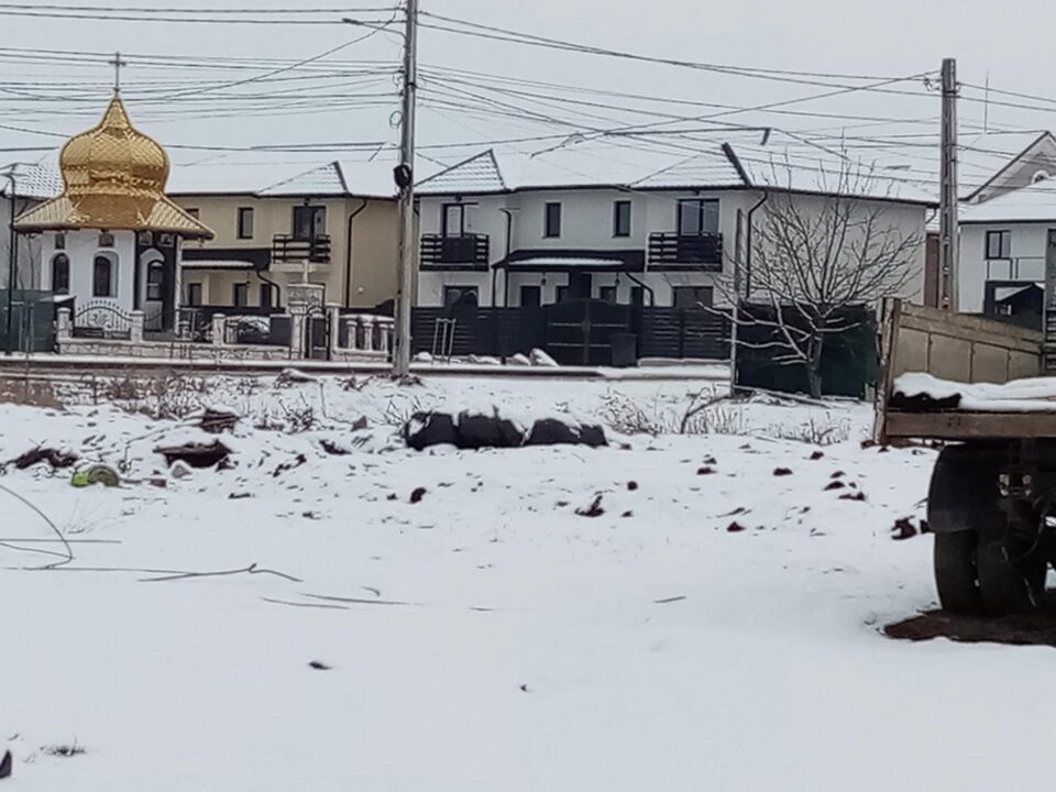 Materiale de construcții aruncate pe câmp