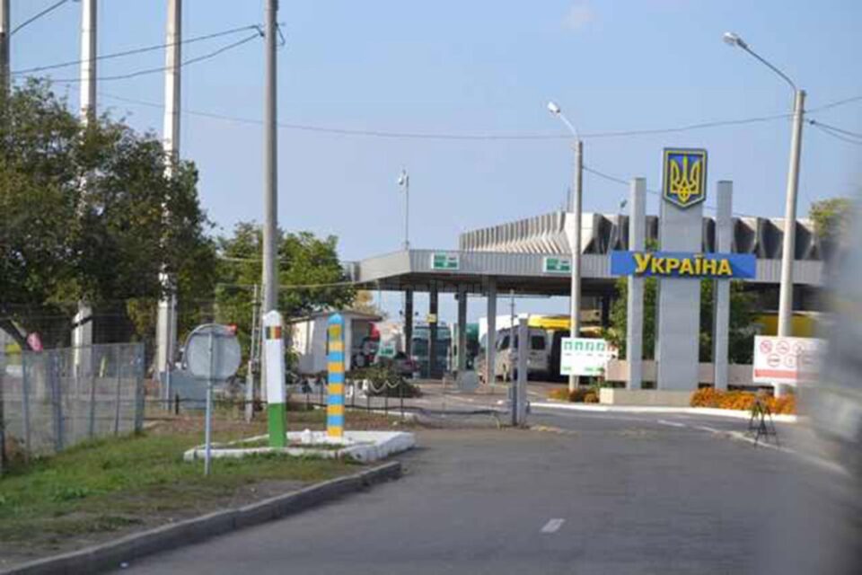 Cei care trec prin Vama Siret pentru Ucraina trebuie să prizinte poliță de asigurare și test PCR negativ Cei care trec prin Vama Siret pentru Ucraina trebuie să prizinte poliță de asigurare și test PCR negativ
