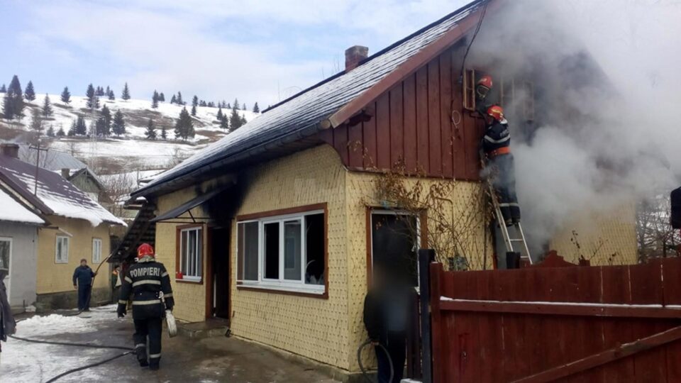 O casă din Mănăstirea Humorului, afectată de un incendiu puternic