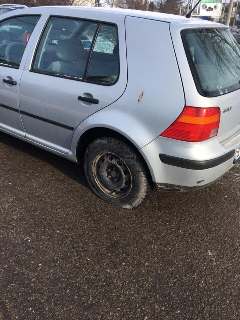 Mașina distrusă în groapă