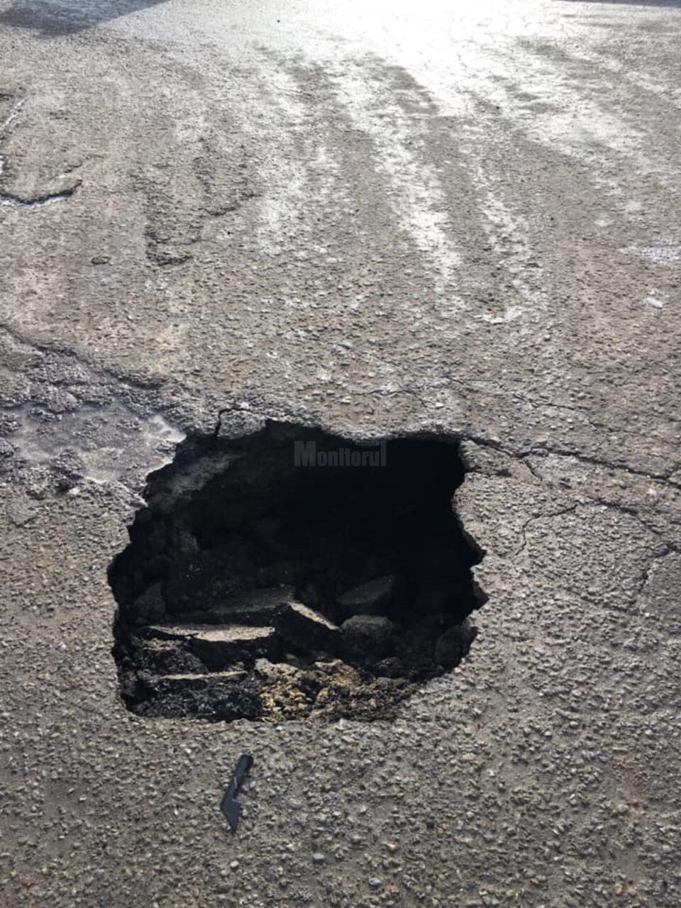 Asfaltul de pe strada Gării din Șcheia s-a surpat