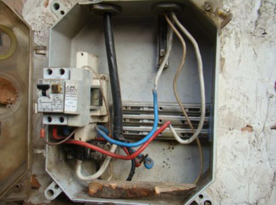 Doi soți în vârstă de 82 de ani, cercetați pentru furt de curent și executare de instalații clandestine