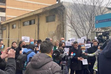Parlamentari AUR au protestat în fața Ministerului Energiei