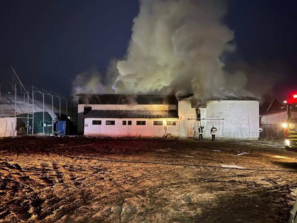 Incendiul se manifestă cu degajări mari de fum