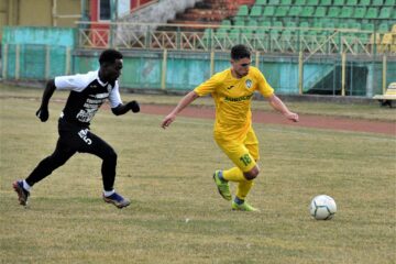 Rachid Balde, în stânga imaginii, a jucat la Vaslui singurul său meci în tricoul Șomuzului. Foto sportactual.ro