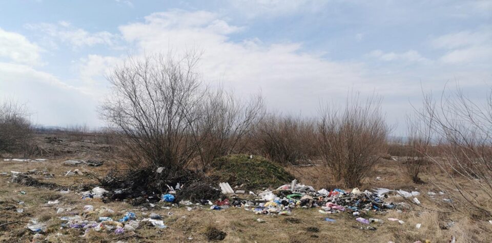 Primăria Forăști, amendată cu 15.000 de lei pentru gunoaie aruncate pe câmp