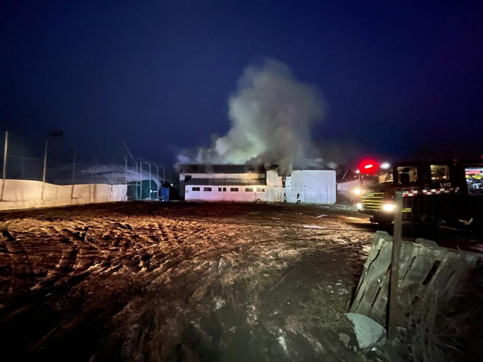 Incendiu puternic la o saună din Șcheia. O benzinărie și un atelier auto au fost în pericol