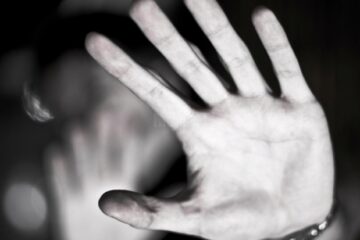 O mamă a fugit de acasă, cu cei trei copii, după ce ar fi fost lovită de soț