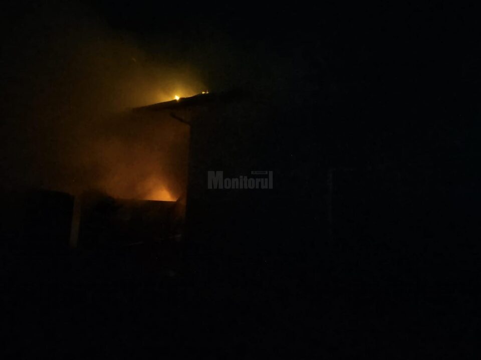 Atac de panică suferit de proprietarul unei case aprinse în miez de noapte